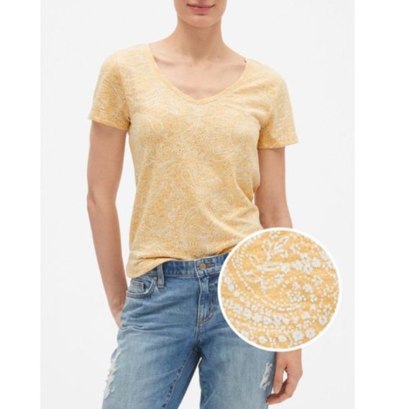 GAP Tops - GAP 100% Cotton V-Neck Easy Tee in Yellow Paisley